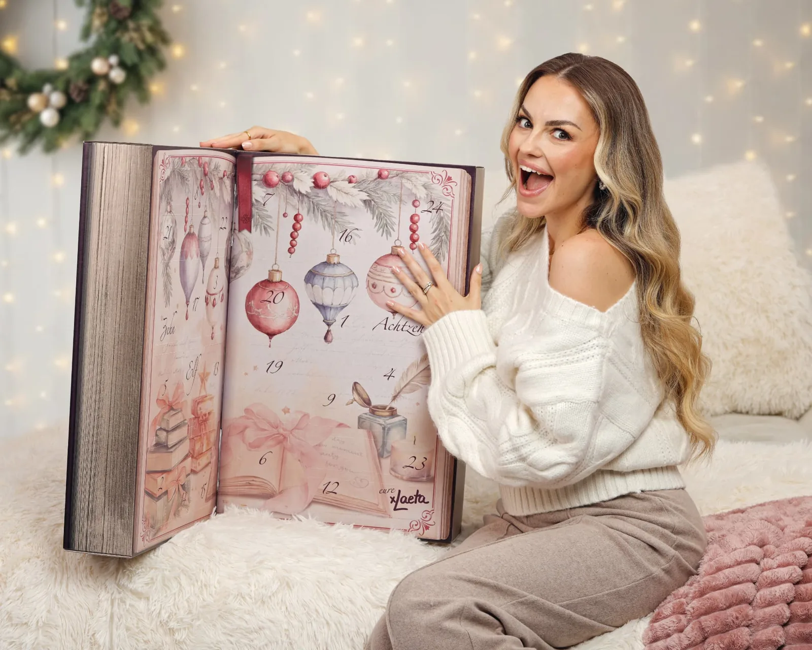 xLaeta mit dem aufgeschlagenen Adventskalender 2026