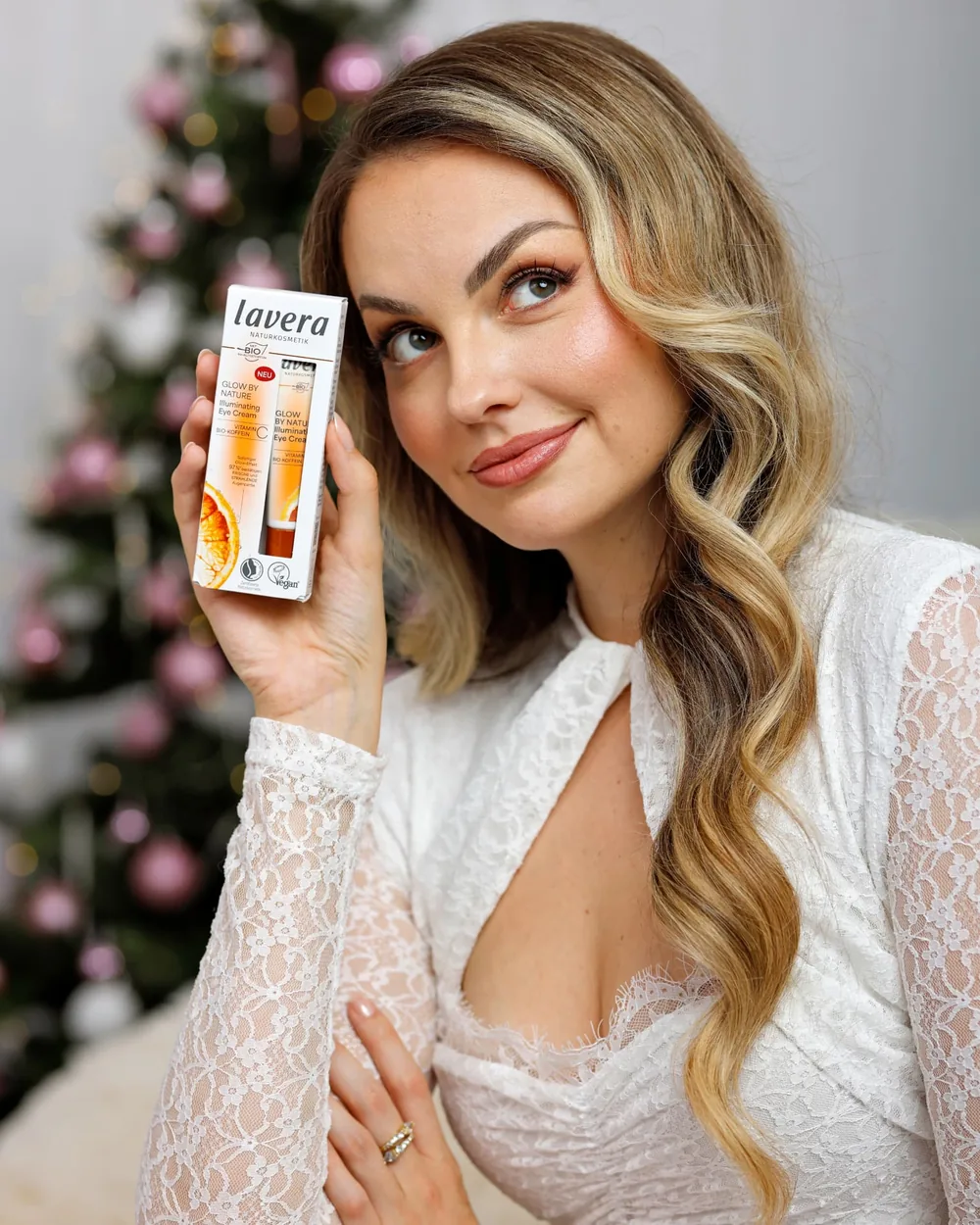 xLaeta mit lavera Glow by Nature Illuminating Eye Cream
