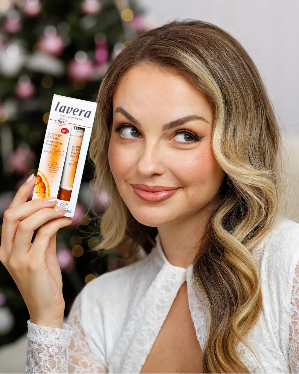 xLaeta mit lavera Glow by Nature Illuminating Eye Cream